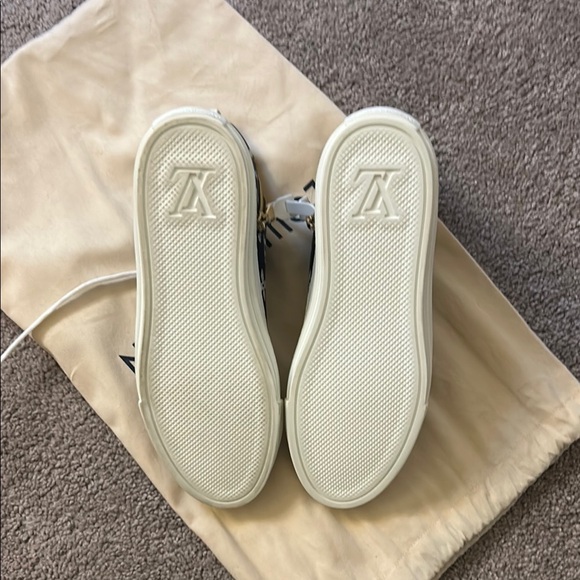 Louis Vuitton Black and White Sneakers with High-Top Design - Picture 4 of 5